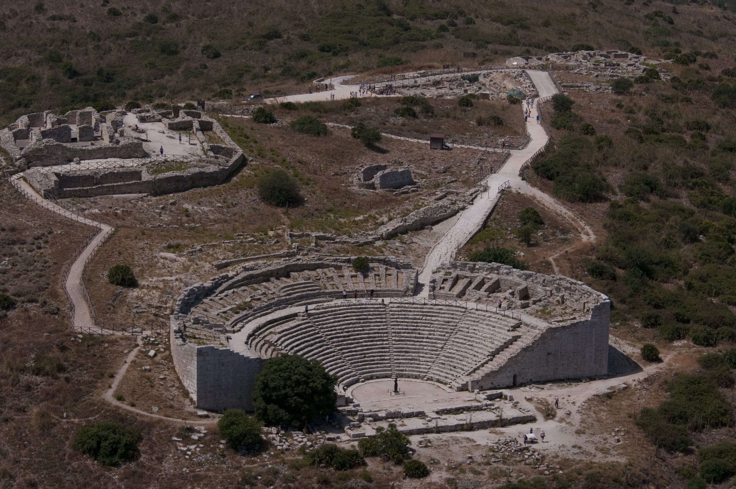 Compatangelo, il teatro, che confusione sotto il cielo