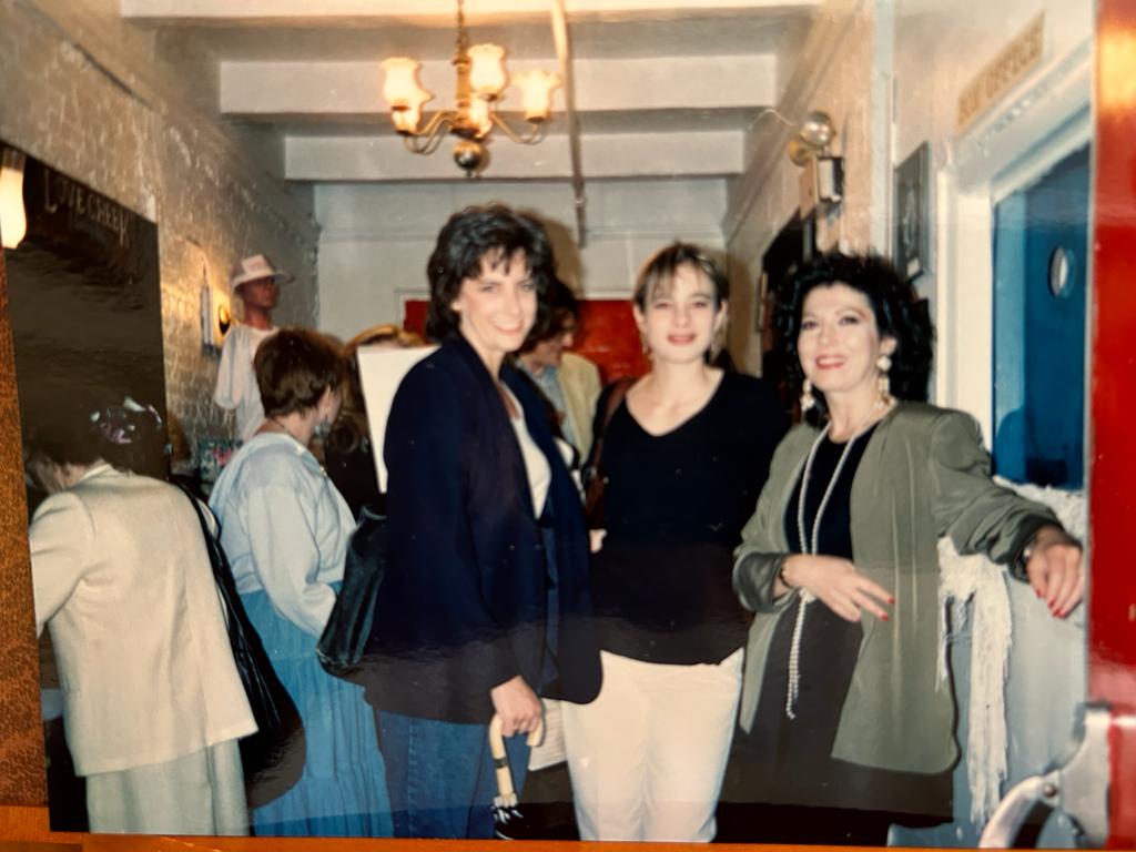 New-York_Nat-Horne-Theatre_-Maria-Letizia-Compatangelo-con-le-attrici-Joanie-Shumacher-e-Laura-DArista-interpreti-di-_A-day-off_-Un-giorno-d-liberta-1993